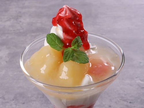 白桃と杏仁豆腐のラズベリーパフェ